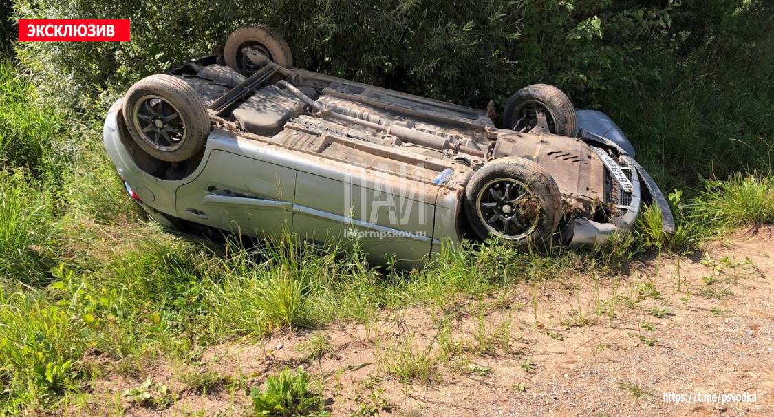 Автомобиль вылетел в кювет и опрокинулся в Новоржевском районе