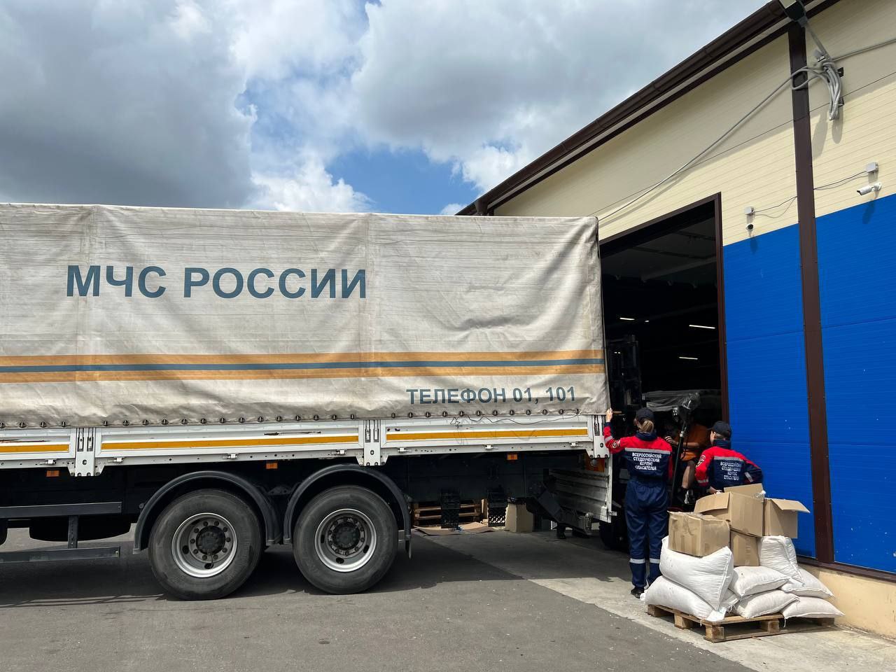 Псковские добровольцы разгрузили около 40 тонн гуманитарной помощи