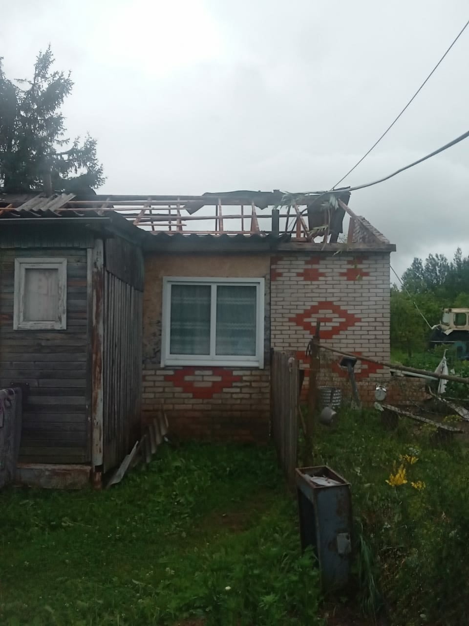 Крыши домов снесло ураганом в Дедовичском районе