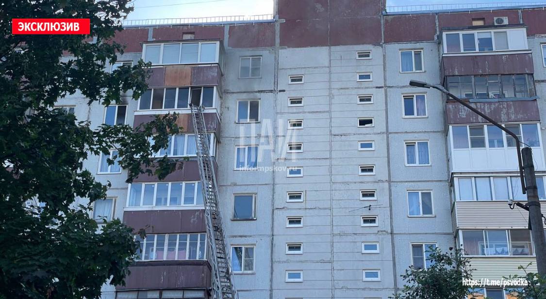15 человек эвакуировали из-за пожара в многоквартирном доме в Пскове 
