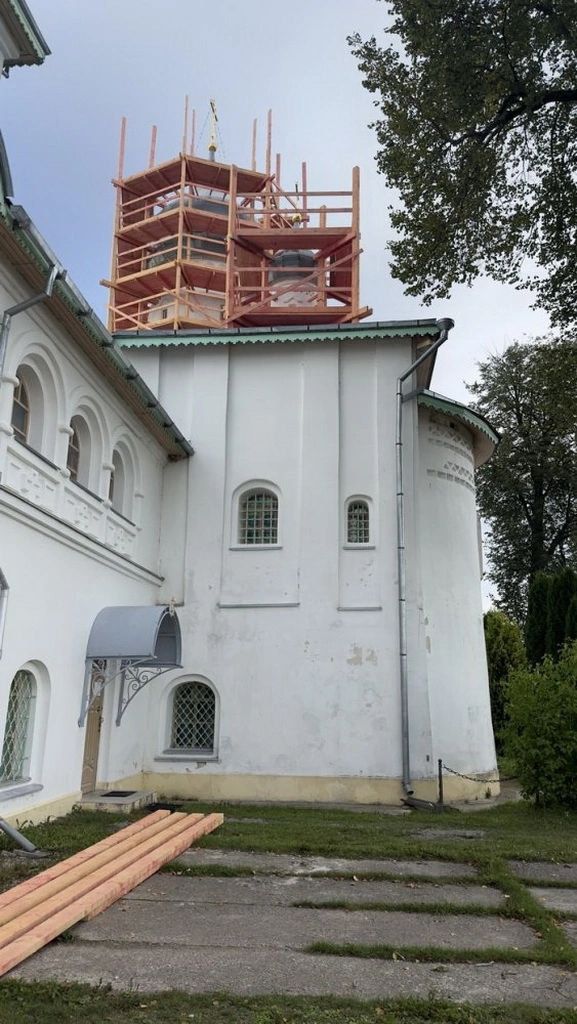 Аварийную кровлю заменяют на храмах Крыпецкого монастыря в Псковском районе