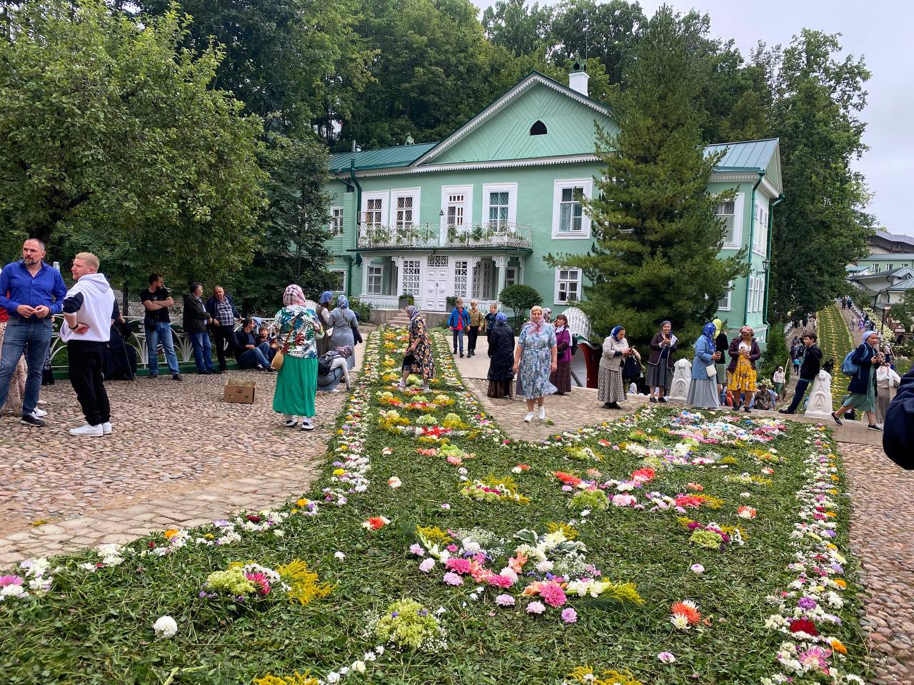 Псково-Печерский монастырь накануне Успения