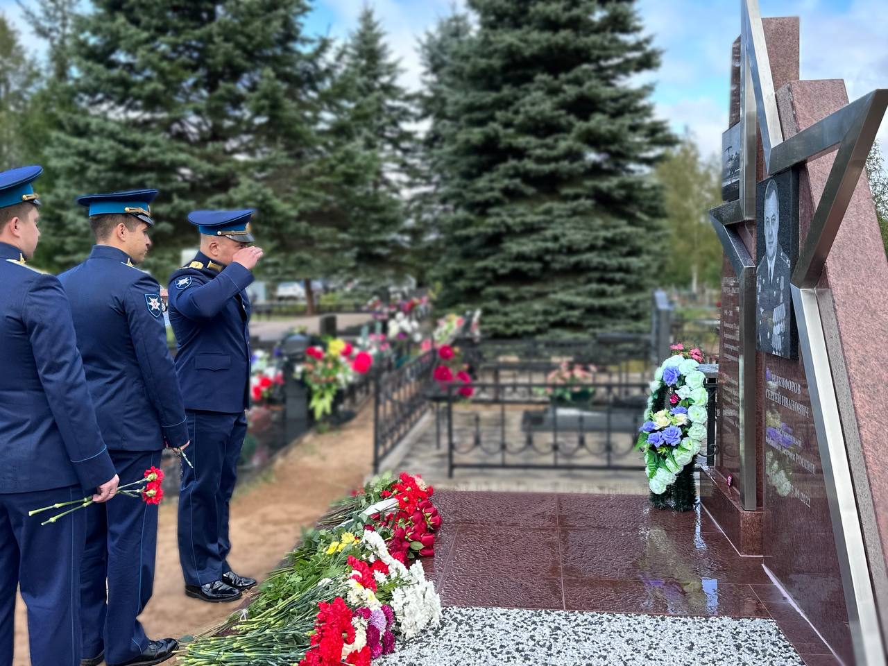 Памятник заслуженному военному лётчику России открыли в Пскове
