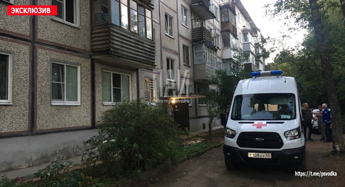 Мужчина выпал из окна многоквартирного дома в Пскове