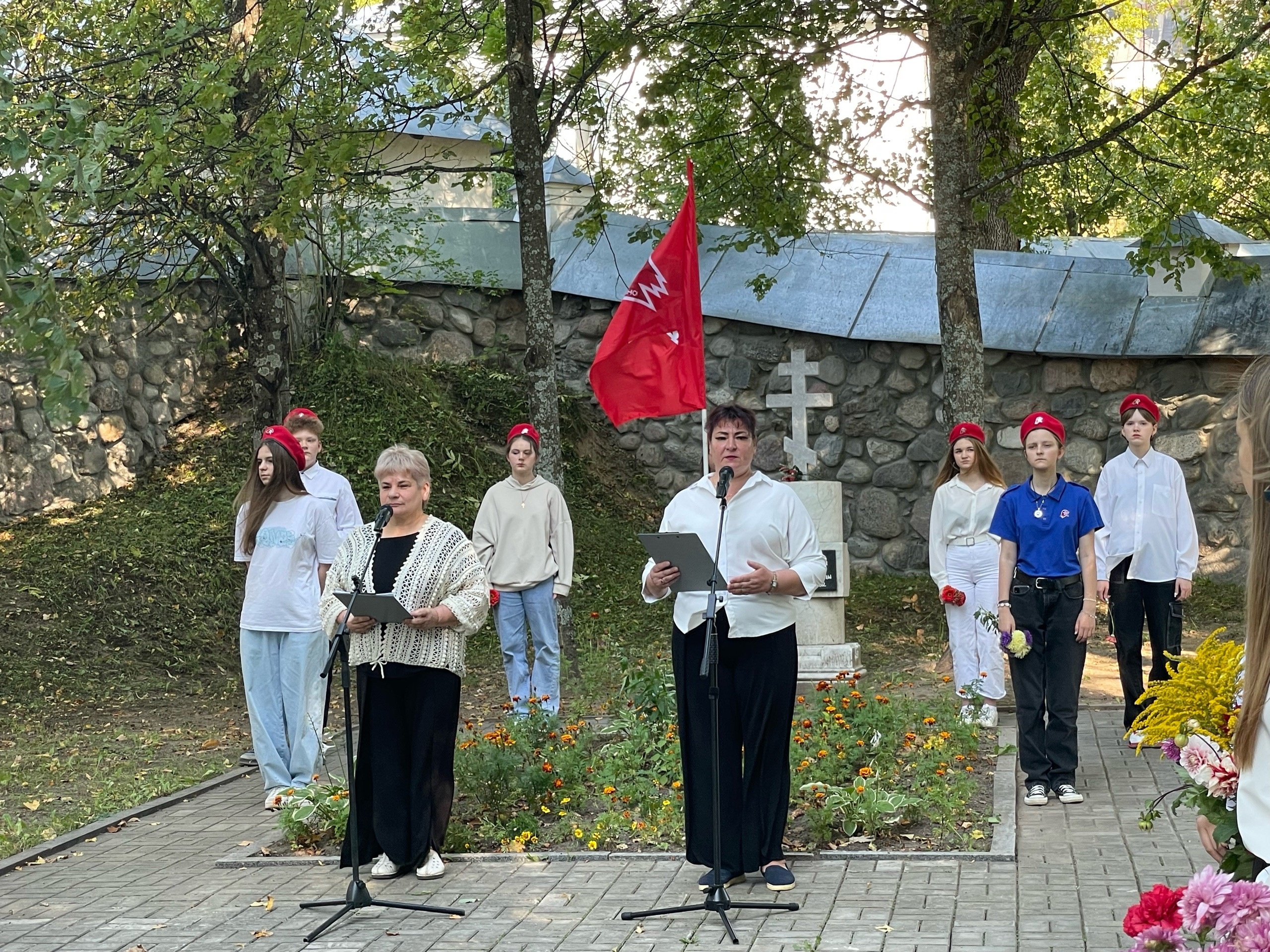 Митинг на воинском захоронении в Пушкинских горах