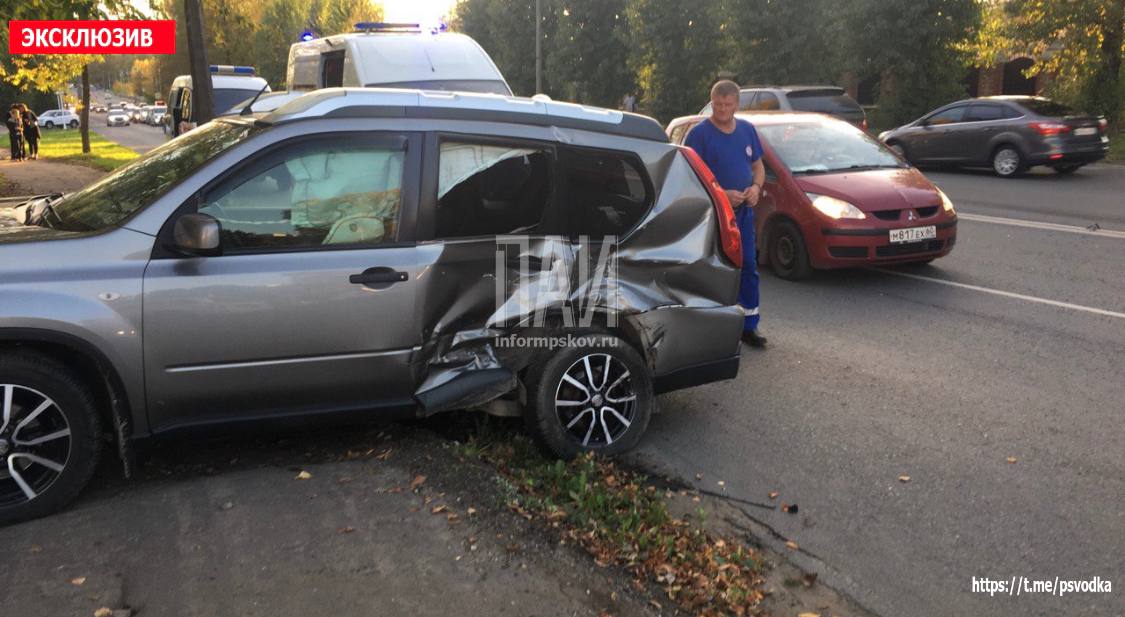 Два автомобиля столкнулись в Пскове