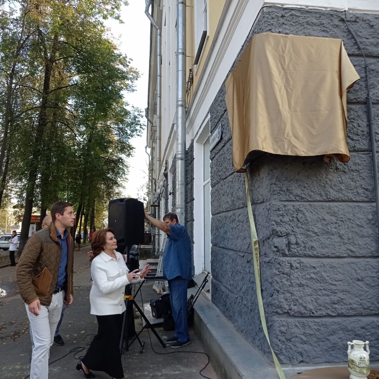 Мемориальную доску писателю и врачу Владимиру Курносенко открыли в Пскове