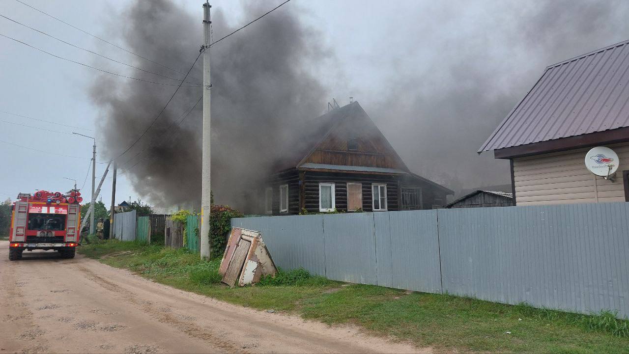 В Великих Луках загорелся жилой дом