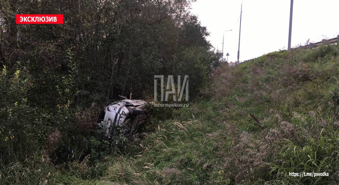 Автомобиль вылетел в кювет в Великолукском районе