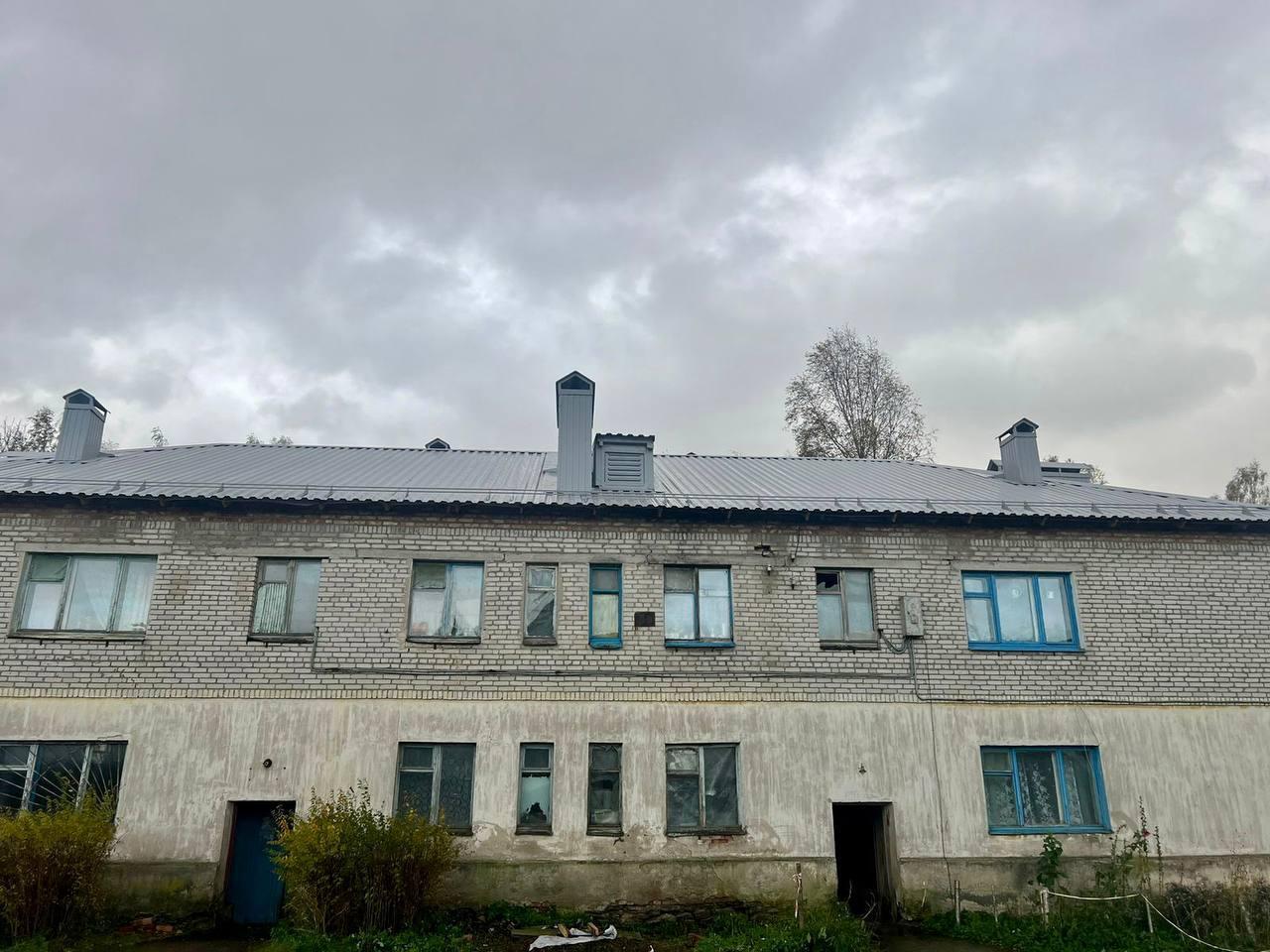 Кровлю многоквартирного дома отремонтировали в Псковском районе