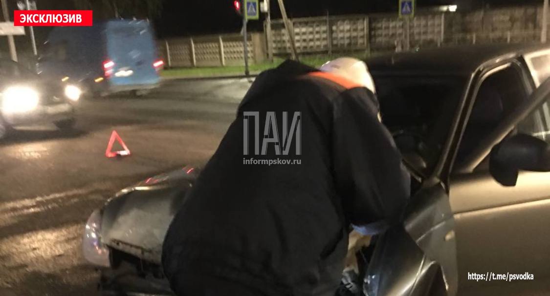 Два автомобиля столкнулись в Пскове