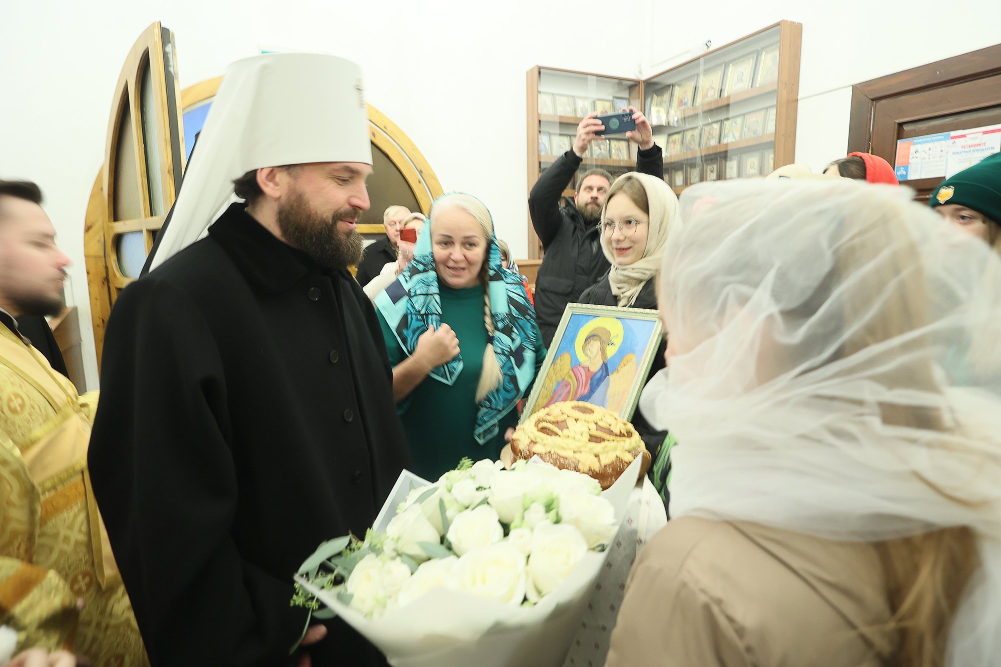 ФОТОРЕПОРТАЖ. Митрополит Арсений провёл первую литургию в Пскове