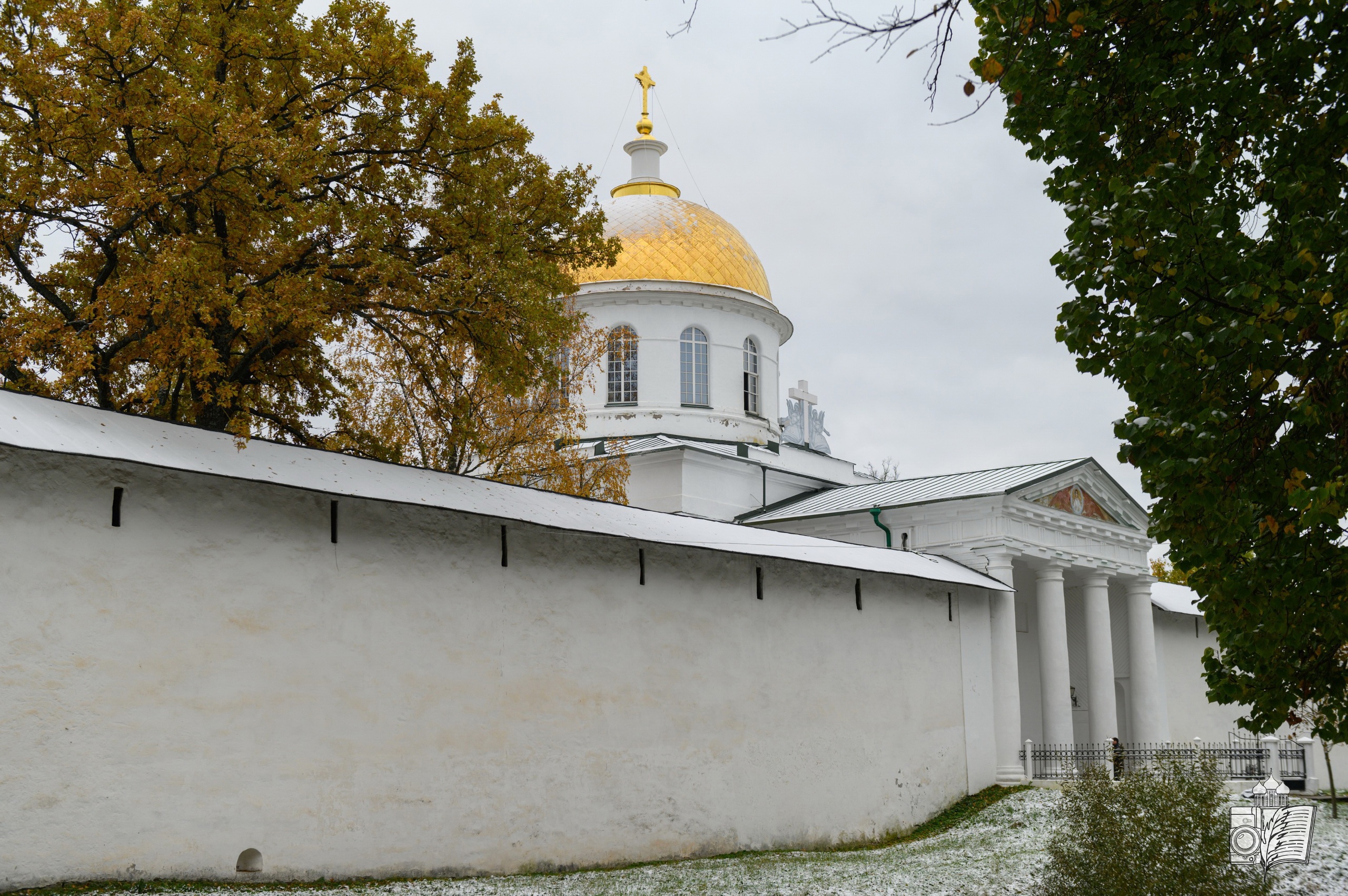 Митрополит Арсений провел литургию в Псково-Печерском монастыре