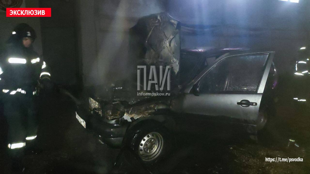 Автомобиль загорелся на улице Гоголя в Пскове