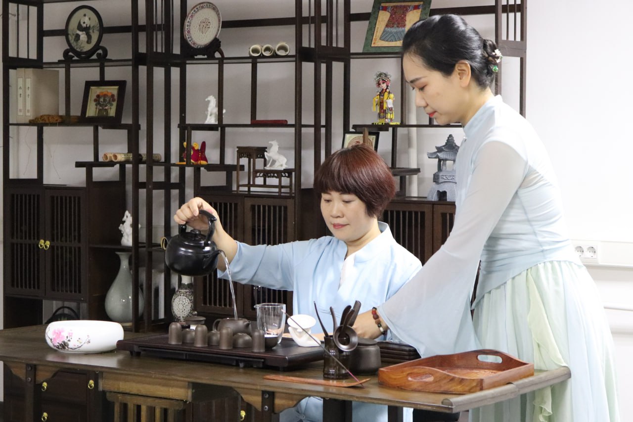 Преподаватели из Китая провели традиционную чайную церемонию в ПсковГУ