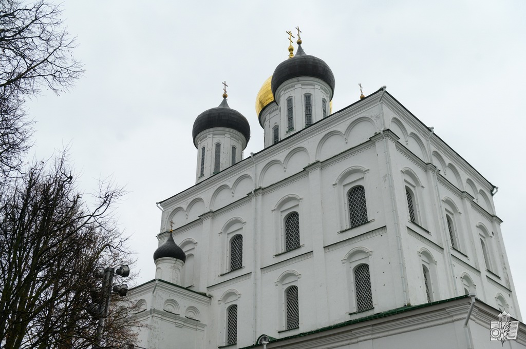 Митрополит Арсений возглавил богослужение в Троицком соборе в Пскове