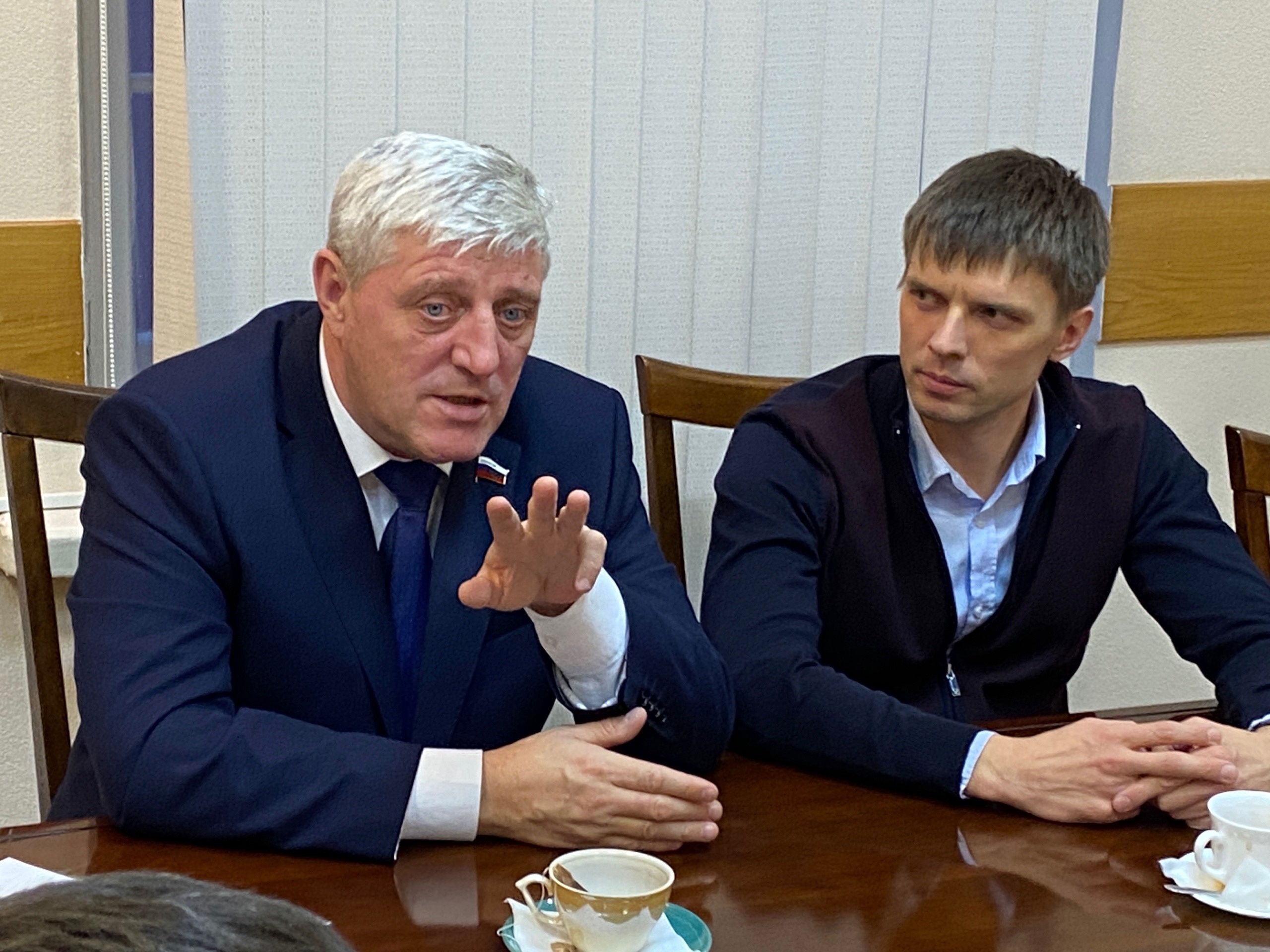 Сенатор Алексей Наумец и глава Печорского муниципального округа Валерий Зайцев провели рабочую встречу
