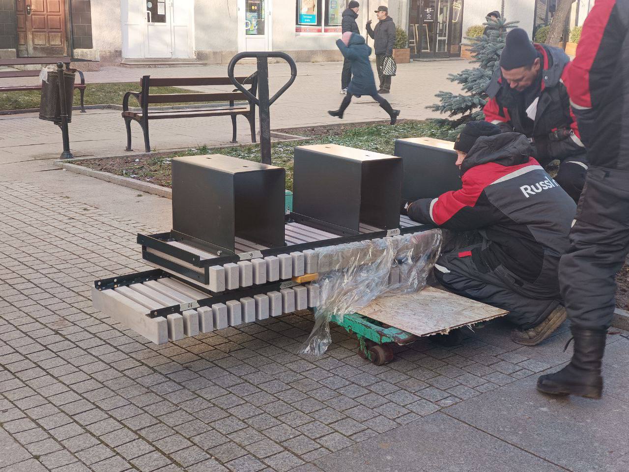 Скамейки меняют на улице Пушкина в Пскове