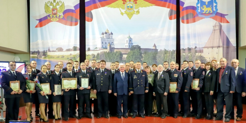 Участковых наградили в Пскове