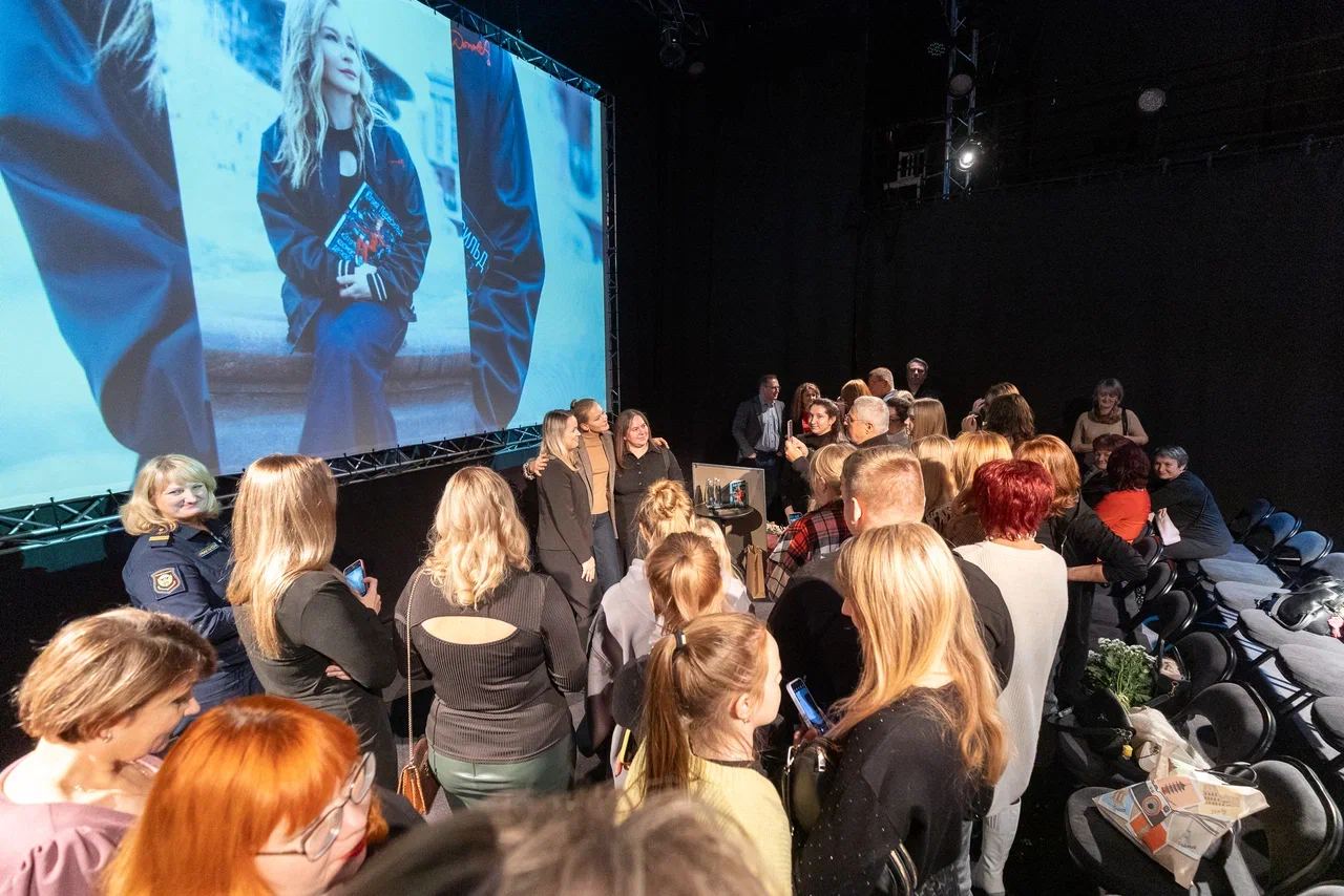 Юлия Пересильд провела встречу для семей участников СВО в Псковском драмтеатре