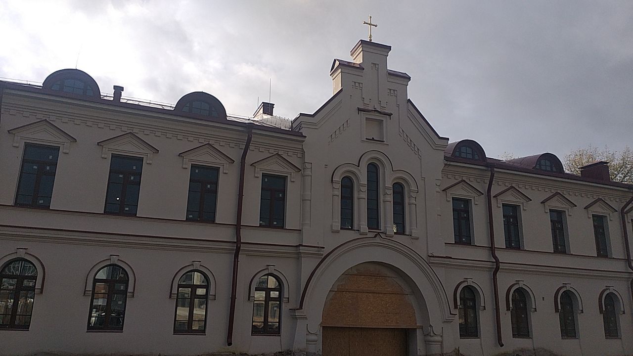 Завершается отделка фасадов Надвратного корпуса на подворье Псково-Печерского монастыря