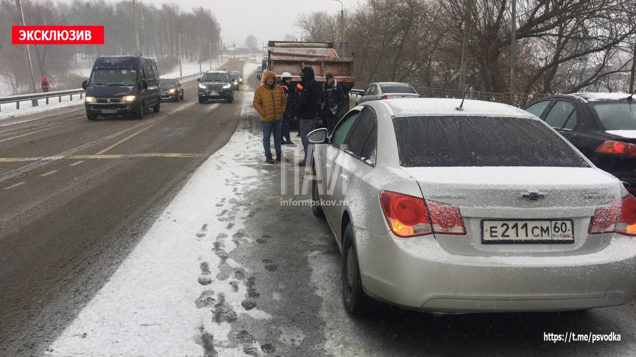 Оторвавшаяся от грузовика деталь повредила автомобиль в Пскове