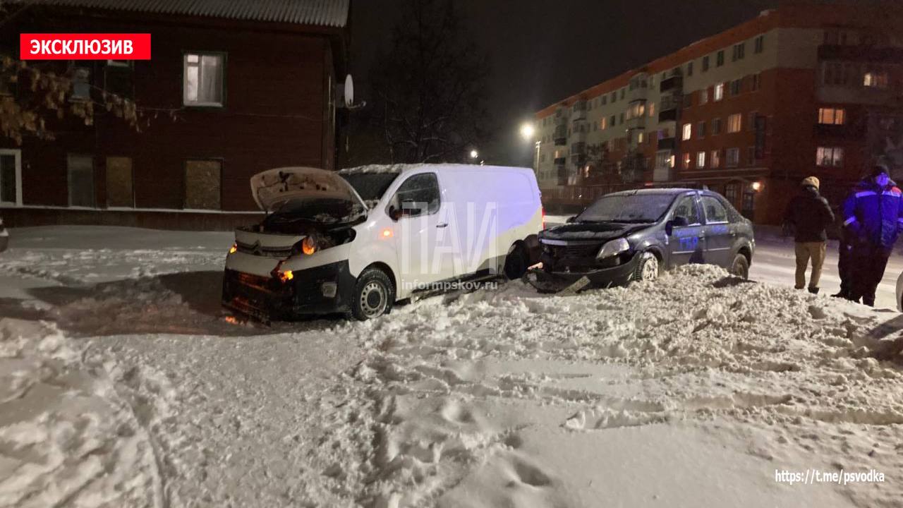 Одного человека госпитализировали после столкновения автомобиля с фургоном в Великих Луках