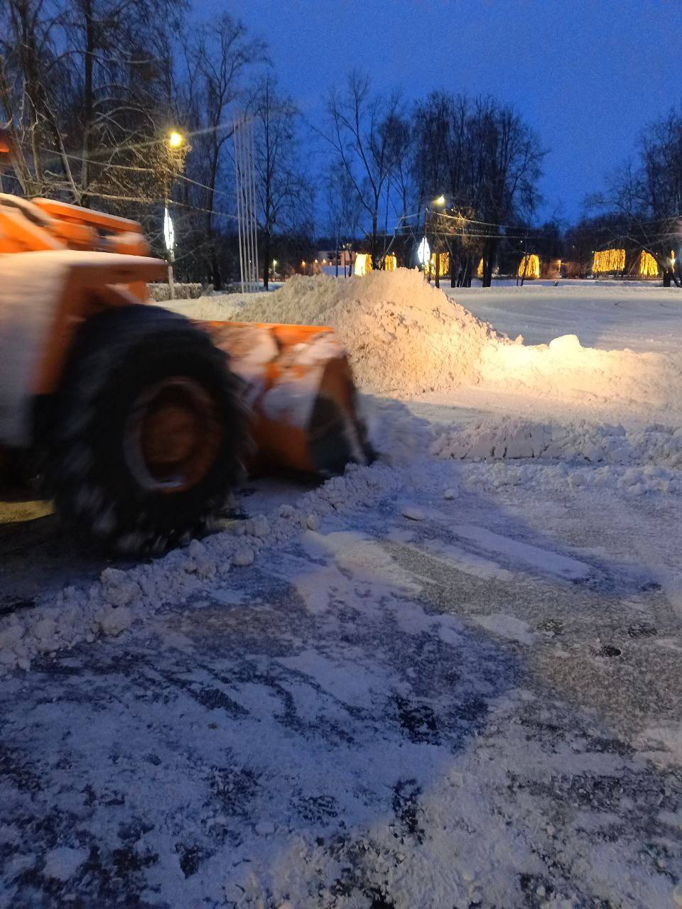 Городские службы продолжают бороться со снежной стихией