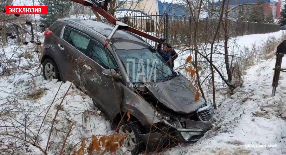 Автомобиль вылетел в кювет в Великих Луках