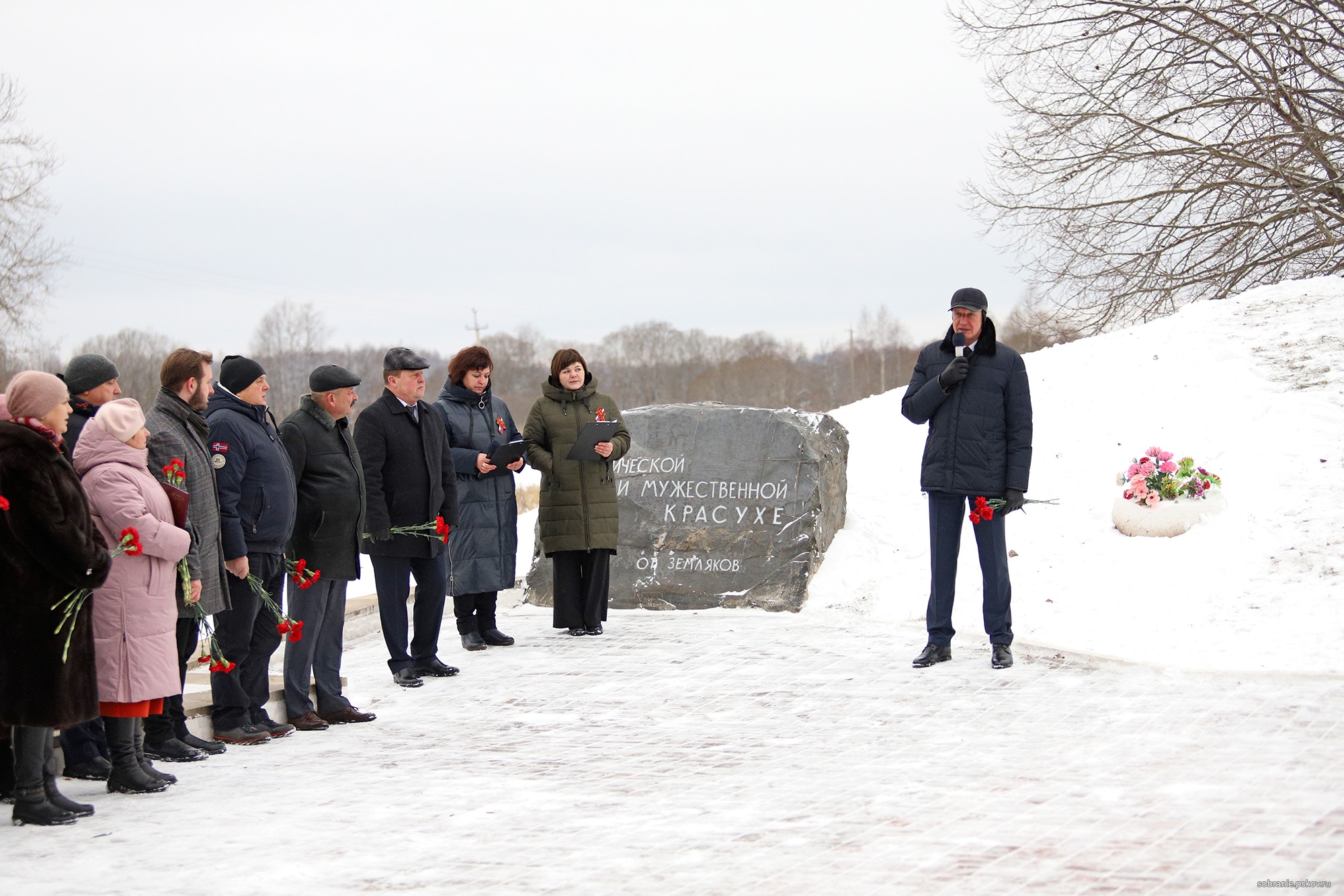 Память жертв трагедии в деревне Красуха почтили в Порховском районе