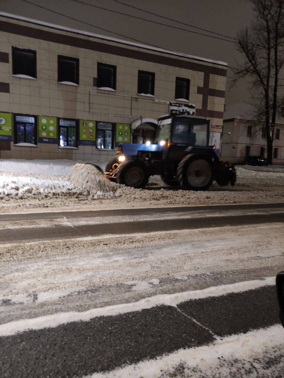 Улицы Великих Лук круглосуточно очищают от снега