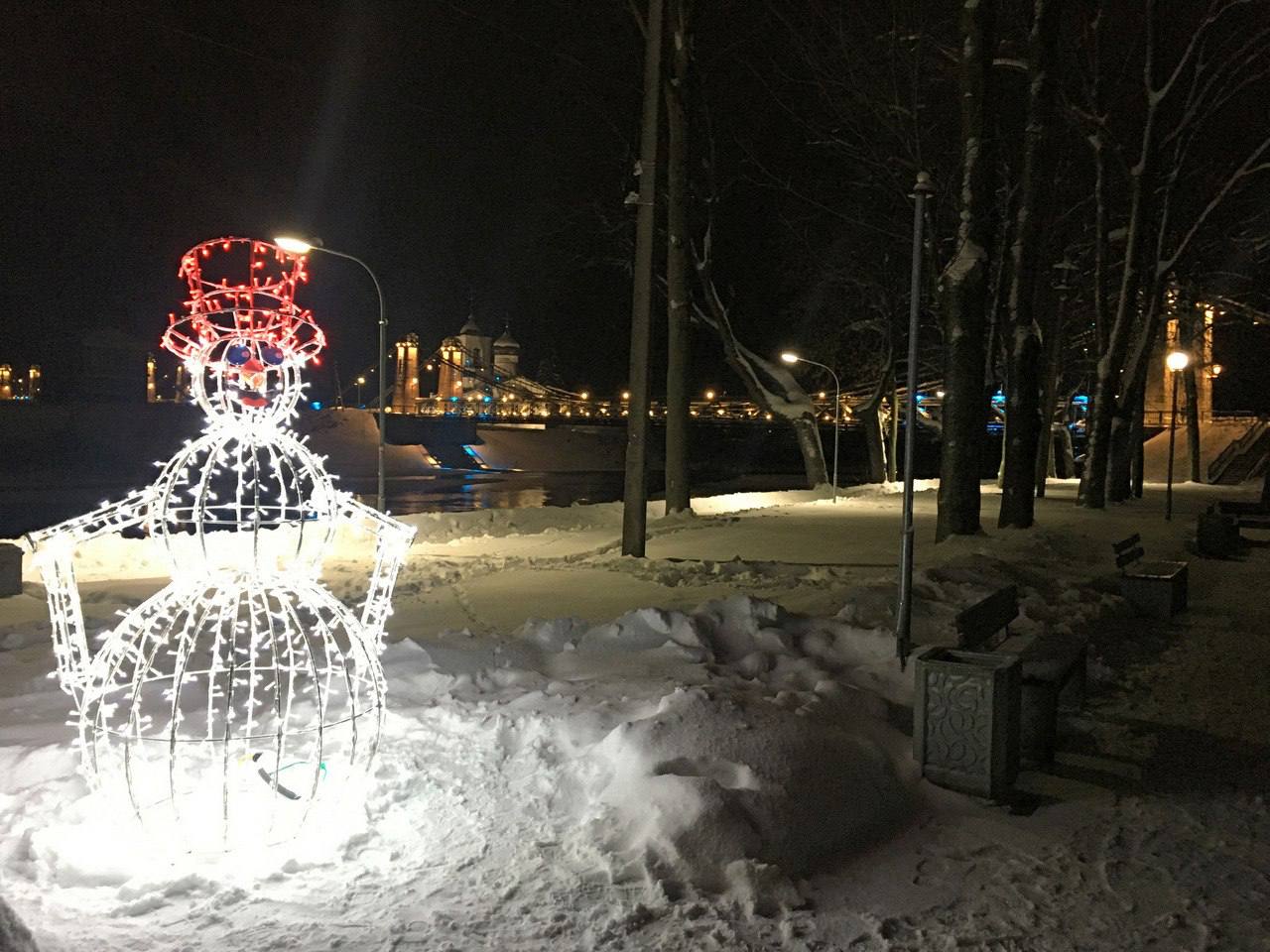 Новогодние инсталляции установили в Острове