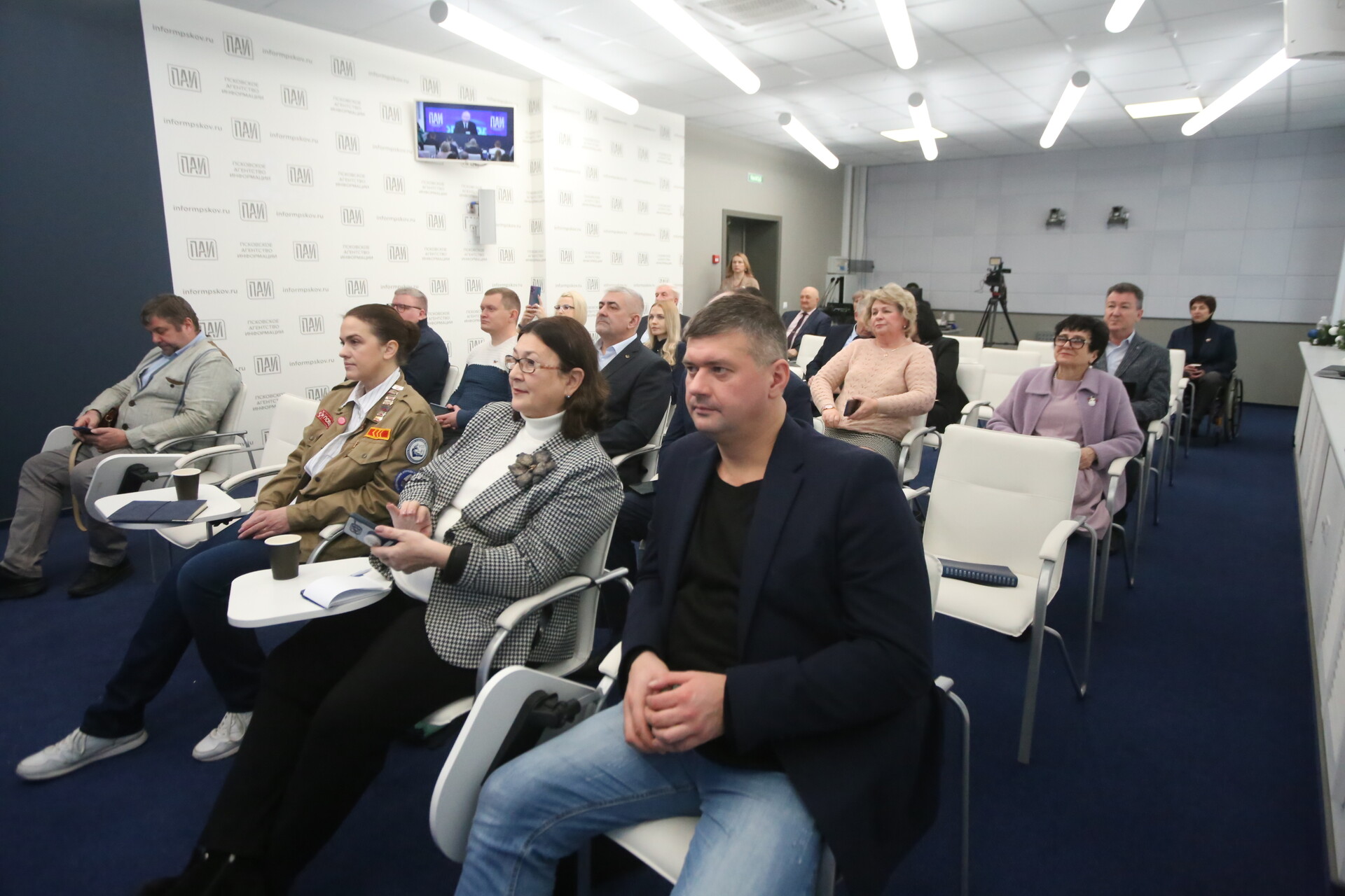 Псковские политики и общественники смотрят прямую линию Владимира Путина в медиацентре ПАИ