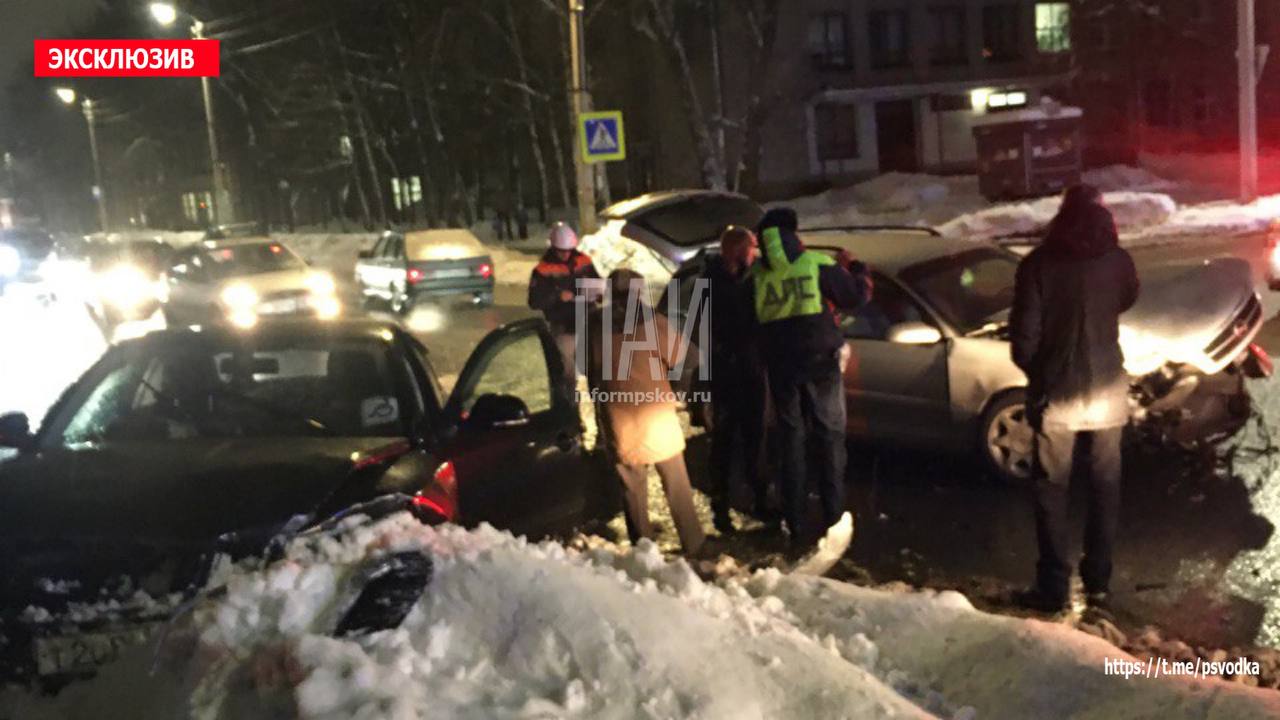 Два человека пострадали в ДТП на улице Труда в Пскове