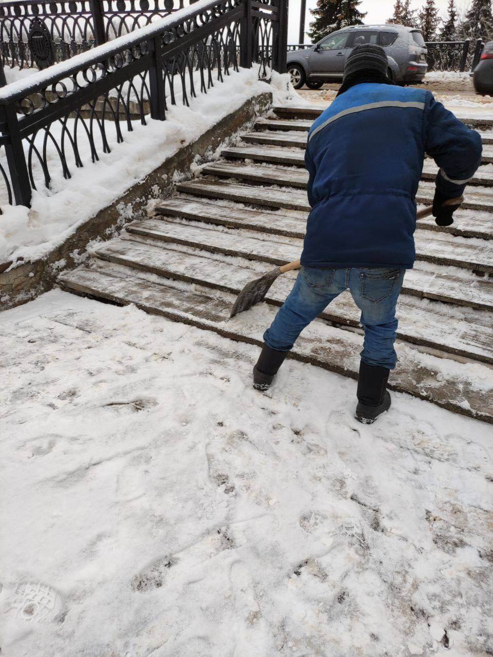 В Великих Луках продолжаются работы по уборке снега