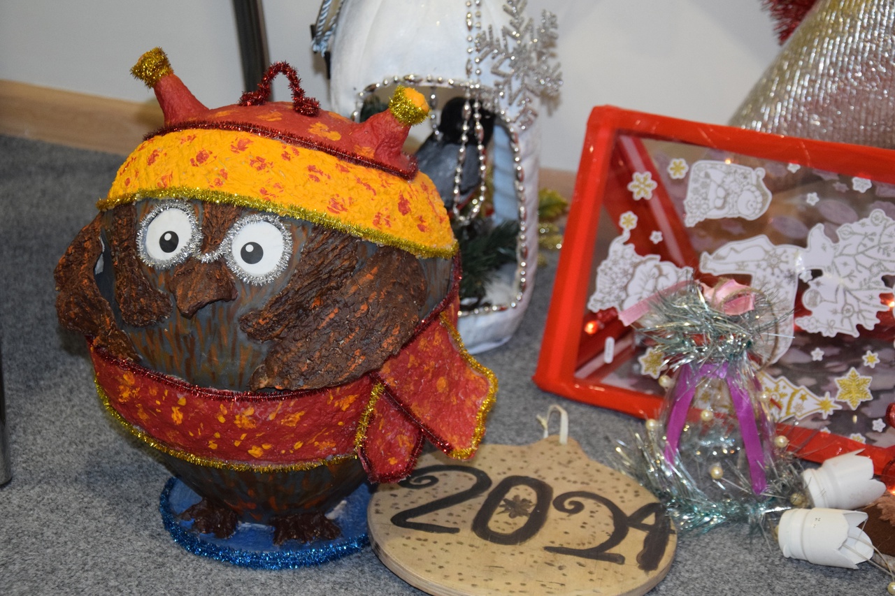 Около 200 новогодних игрушек создали опочане для украшения городских ёлок