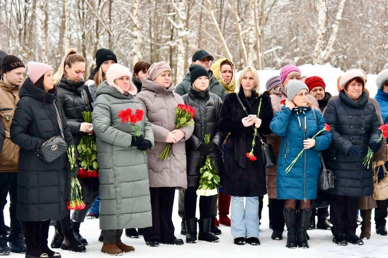 Мемориальную доску в честь героя СВО Николая Юганца открыли в Псковском районе
