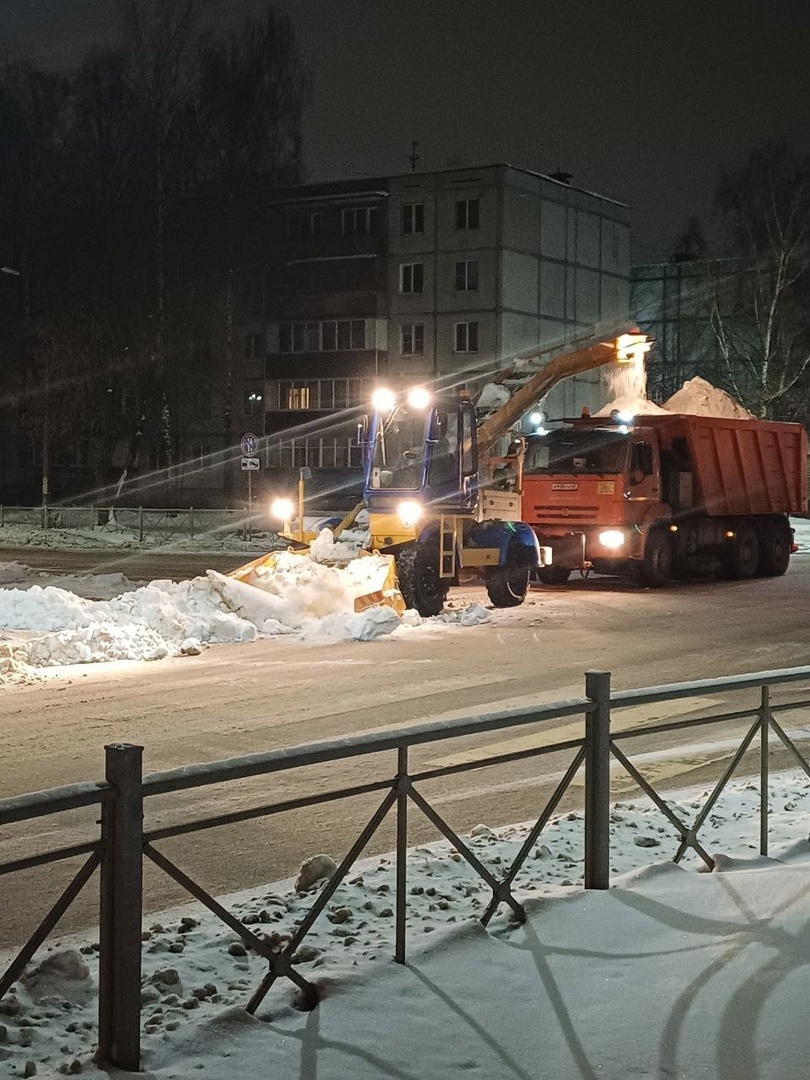 Более 800 кубометров снега вывезли в Великих Луках за сутки