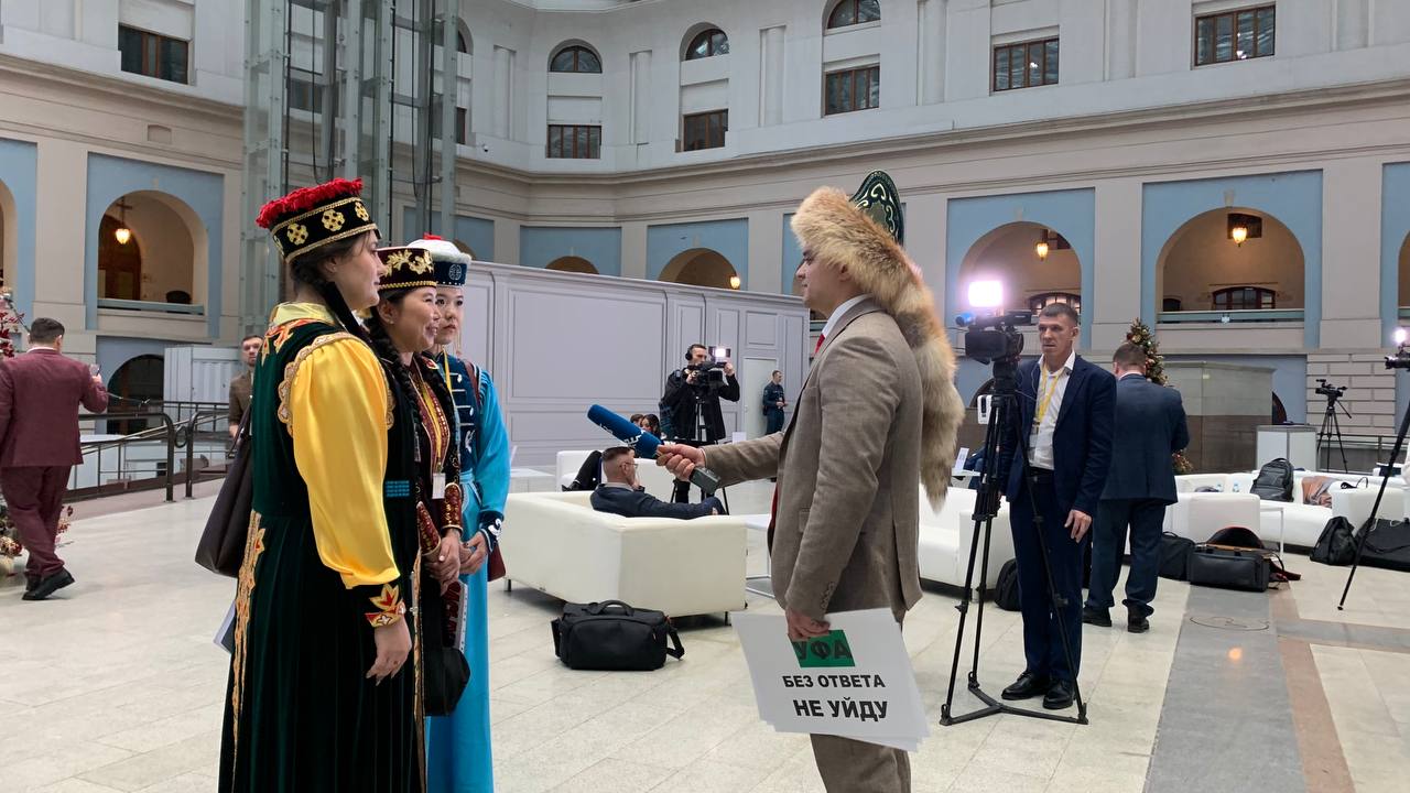 Представители СМИ в национальных костюмах