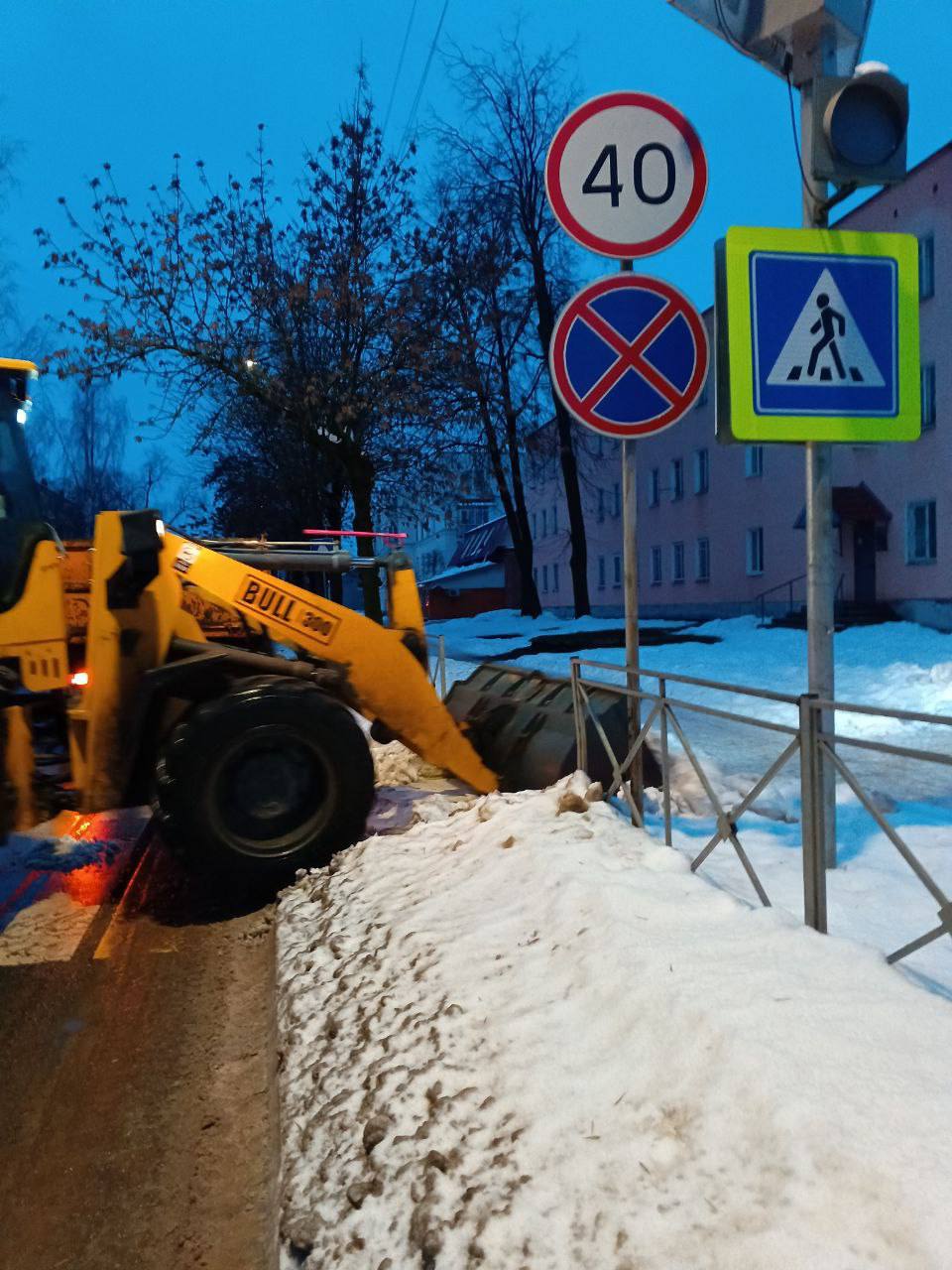 Порядка 900 кубометров снега вывезли в Великих Луках на выходных