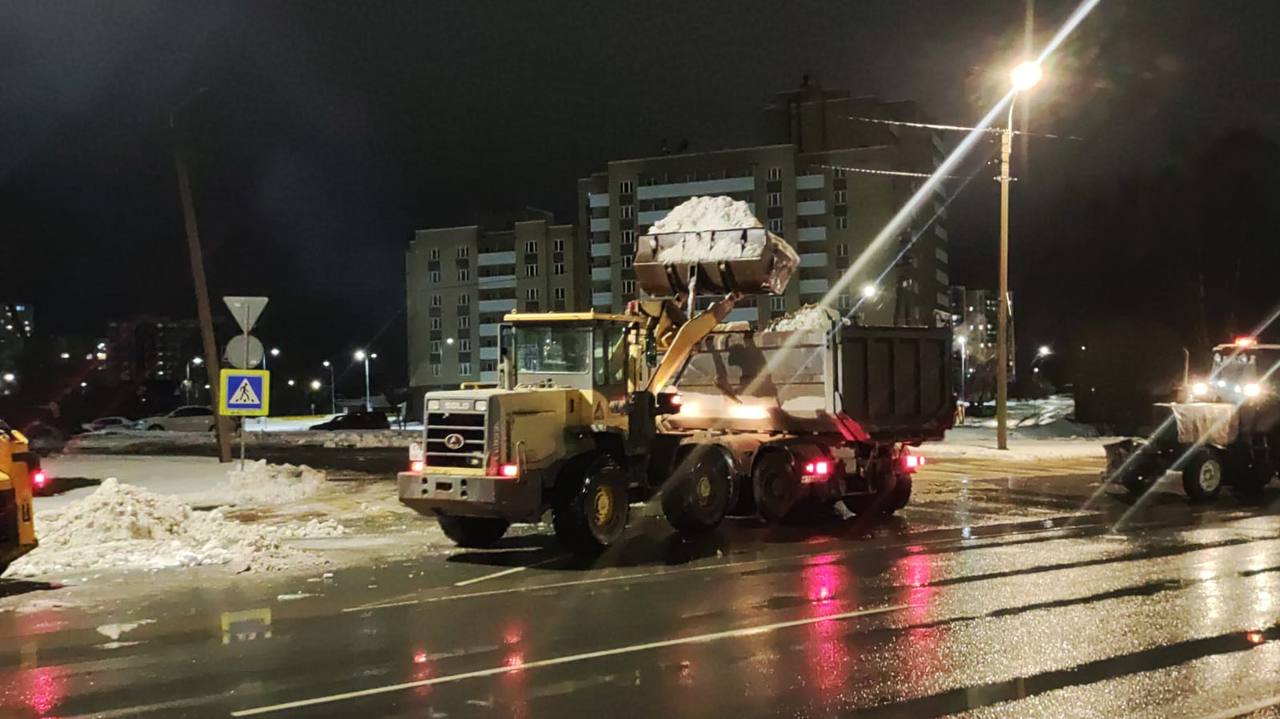 Тротуары в Пскове обрабатывают противогололёдными материалами
