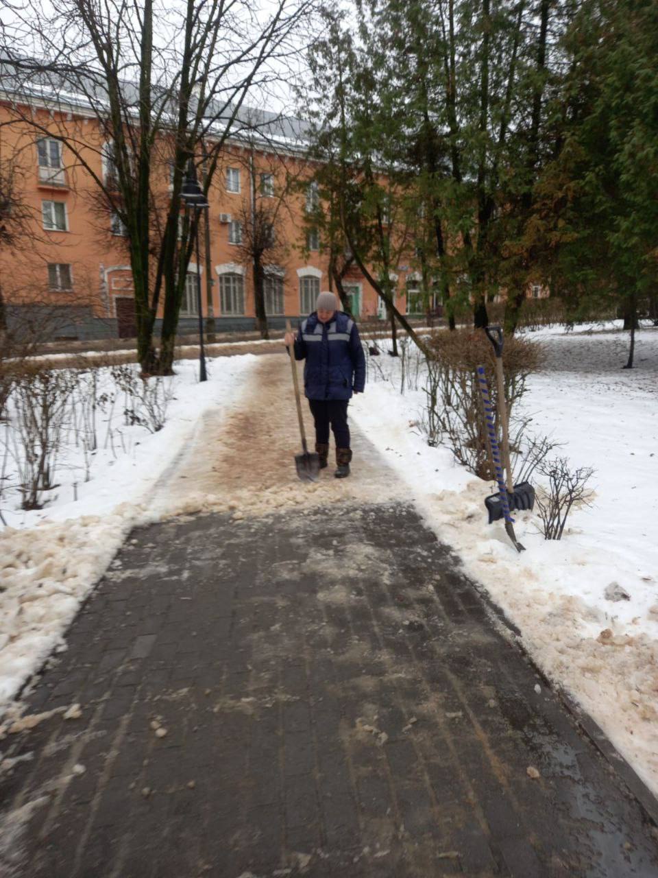 В Великих Луках продолжают очищать улицы от наледи