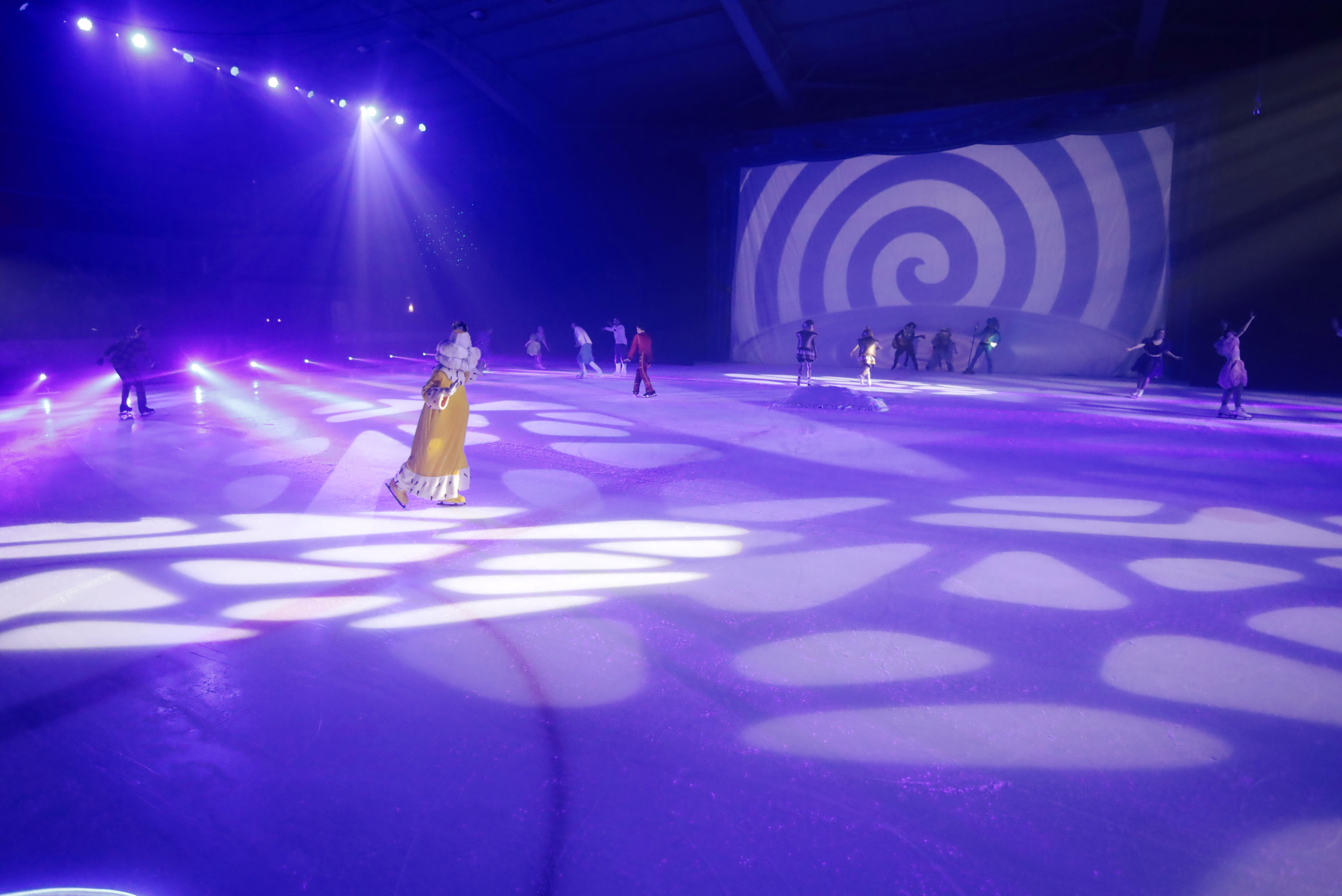 Бременские музыканты выступают на льду в Пскове