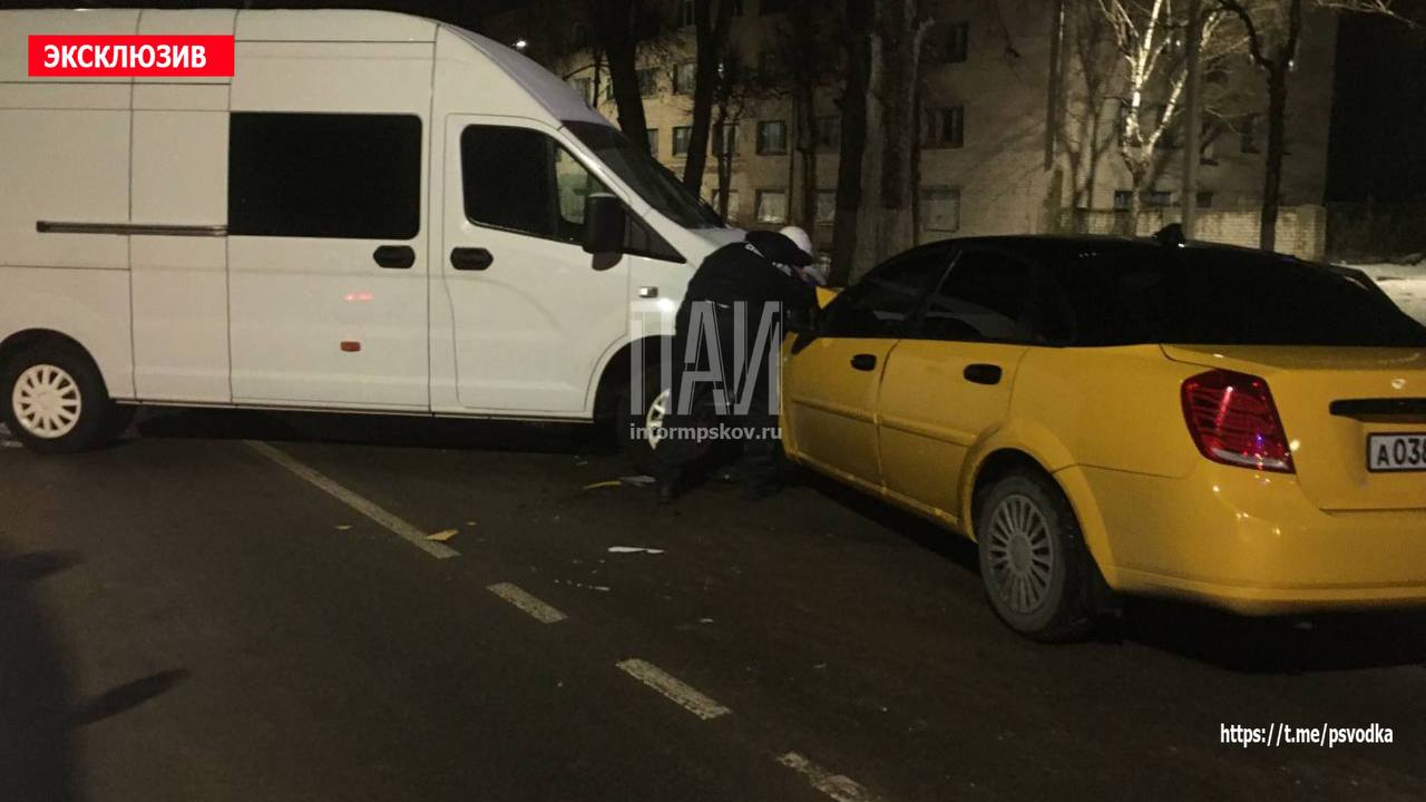 16-летнюю девушку госпитализировали после ДТП с участием такси и «Газели» в Псковском районе