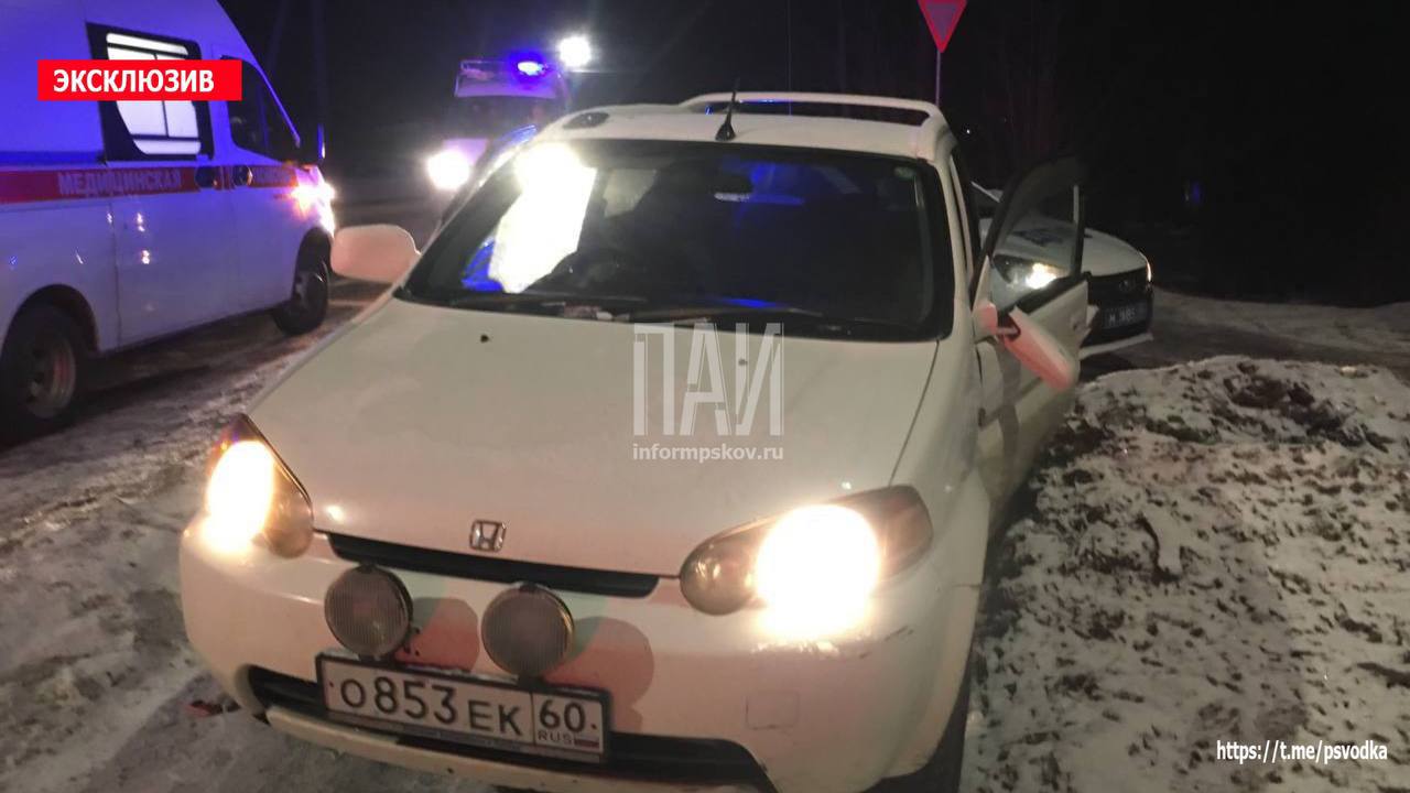 Водитель сбил сотрудника ГИБДД в центре Пскова и скрылся с места происшествия