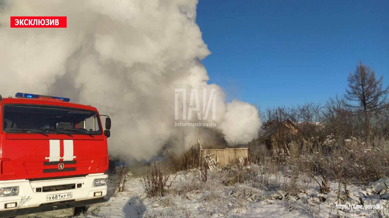Пожарные ликвидируют возгорание в Порховском районе