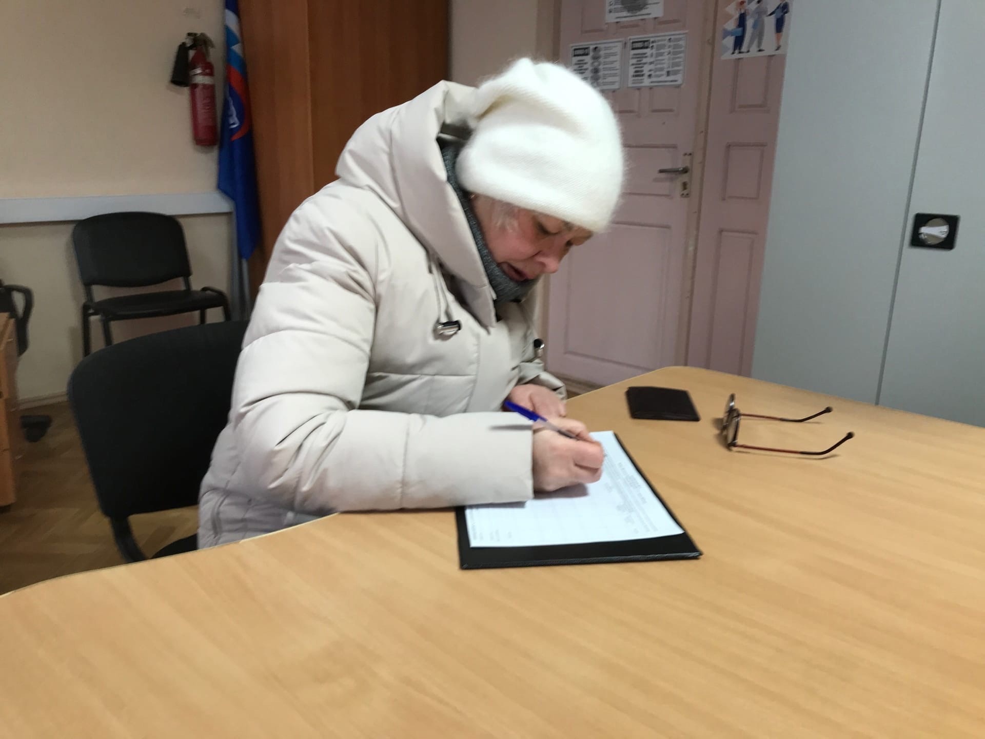 Жители Псковской области в общественных приёмных «Единой России» оставляют подписи в поддержку выдвижения Владимира Путина
