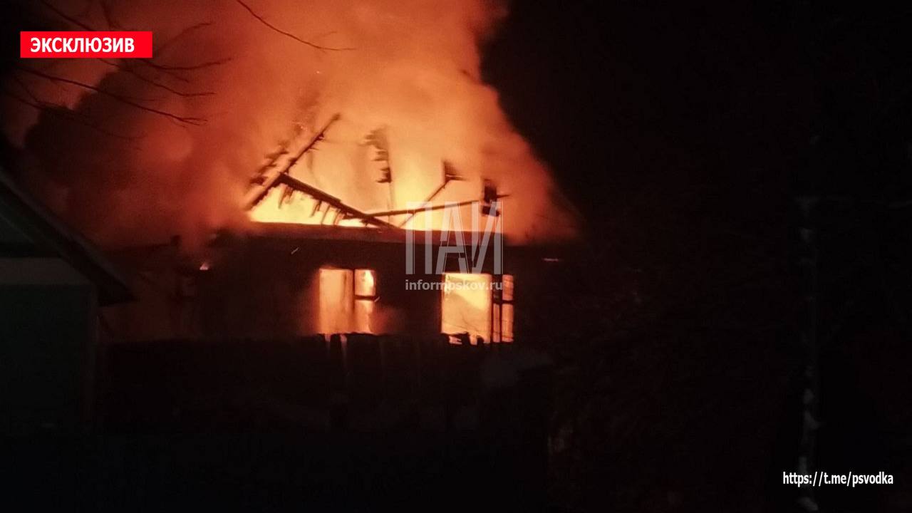 Жилой дом загорелся в Порхове