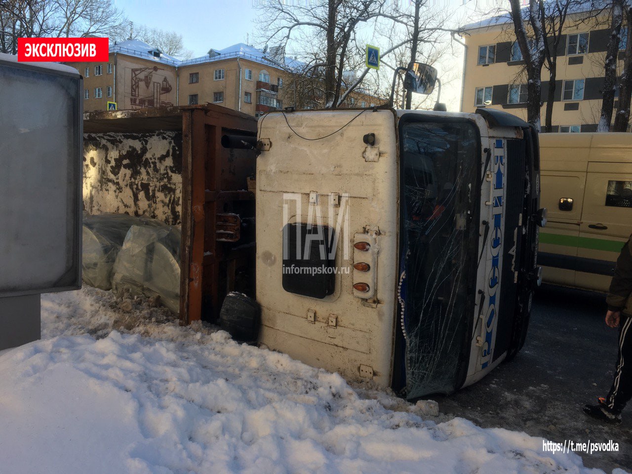 Грузовик МАЗ опрокинулся в Пскове