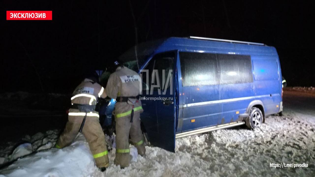Автомобиль разорвало пополам в результате ДТП в Пушкиногорском районе